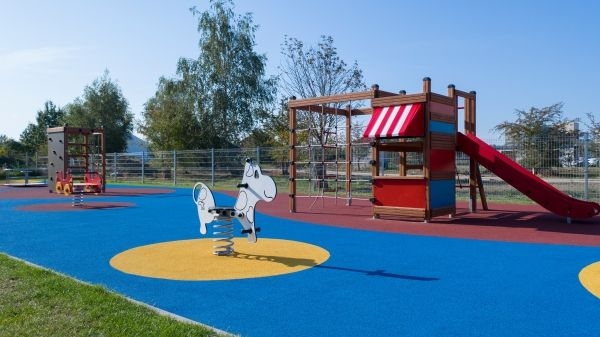 Klettergerüst mit Kletterwand und Rutsche
