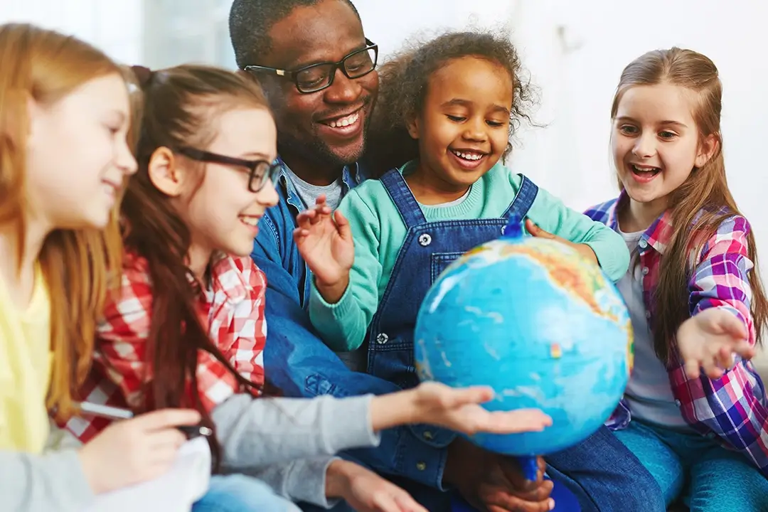 Kita-Projekte zum Thema Interkulturlität: Kinder mit Globus