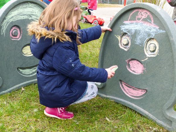 Kinder, Parks Spiel, Kreidezeichnung, Kleidung Winterschicht, Schulhof Spielplatz