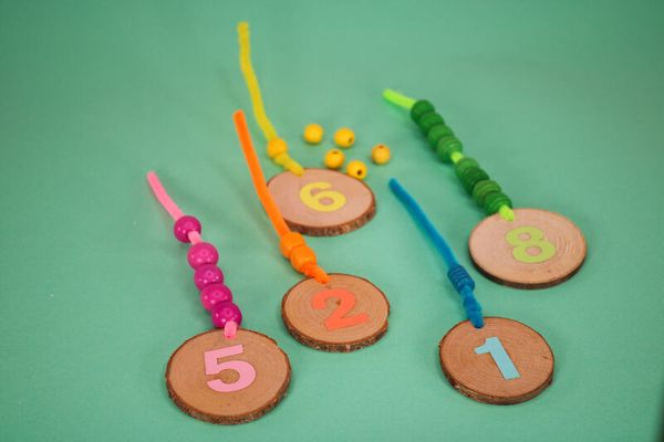 Holzscheiben mit Loch, Sortiment 4-7 cm, Stärke 5 mm, 25 Stück Holzscheiben mit Loch, Sortiment 4-7 cm, Stärke 5 mm, 25 Stück