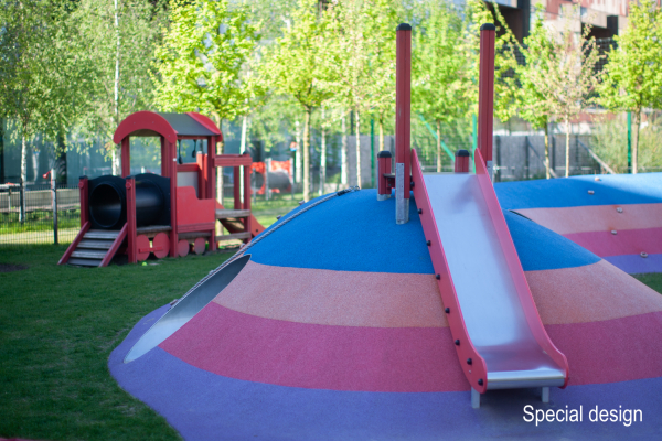 Spielplatz, Kletterberg, Rutsche, Schaukel, Kunststoffstruktur