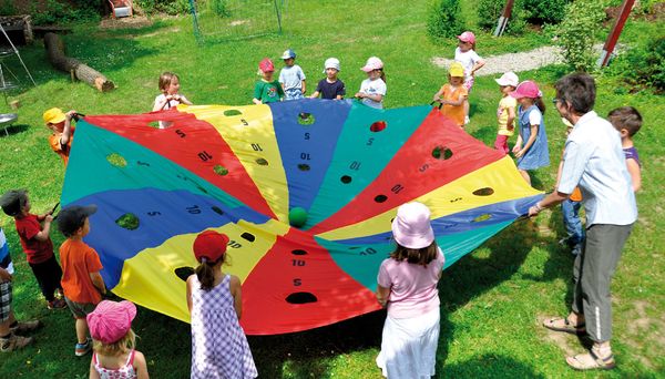 Schwungtuch mit Ziellöchern, Ø 300 cm mit 12 Griffen Schwungtuch mit Ziellöchern, Ø 300 cm mit 12 Griffen