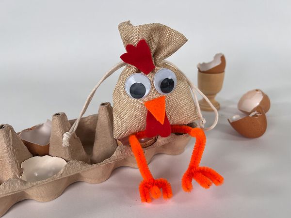 Osterhuhn, Papphüllenkopf, Glitzernde Augen, Orangen Beine, Eierkarton