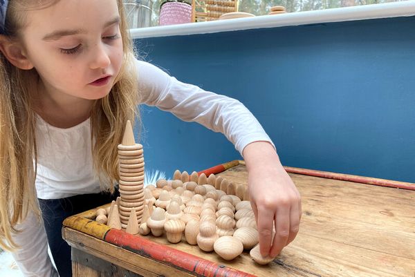 Holzspielzeug, Schachspiel, Holzsteine, Kugelstapel, Junge/Kind mit Spielzeug