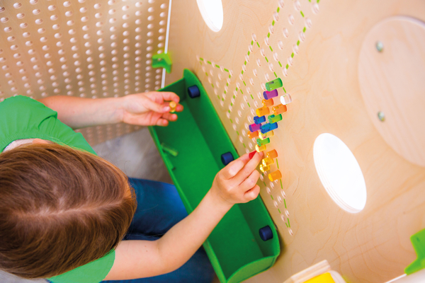 Pegboard, Bildungsspiel, bunte Stifte, Hand-Auge Koordination, Kinderaktivität