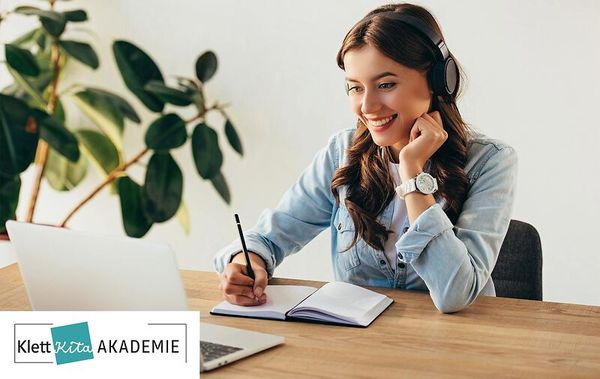 Kopfhörer, Headphones, Laptop, Notizbuch, Studentin