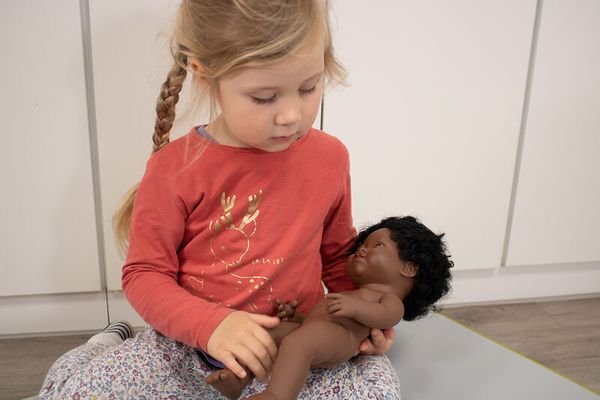 Puppe Mädchen afrikanisch mit Downsydrom - 38 cm