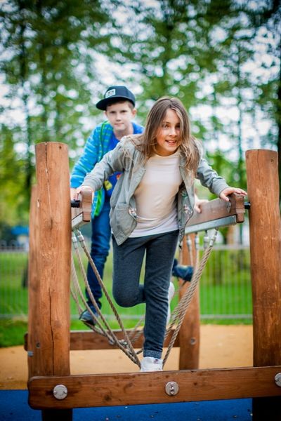 Kinder, Spielplatz, Klettern, Hose, Mütze