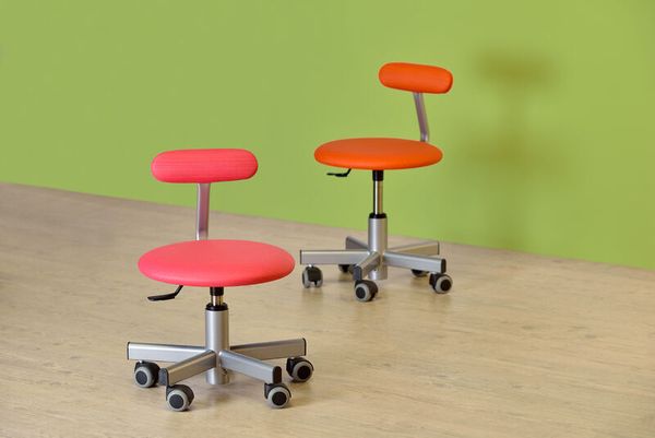 ErzieherInnen-Hocker mit Rückenlehne, höhenverstellbar