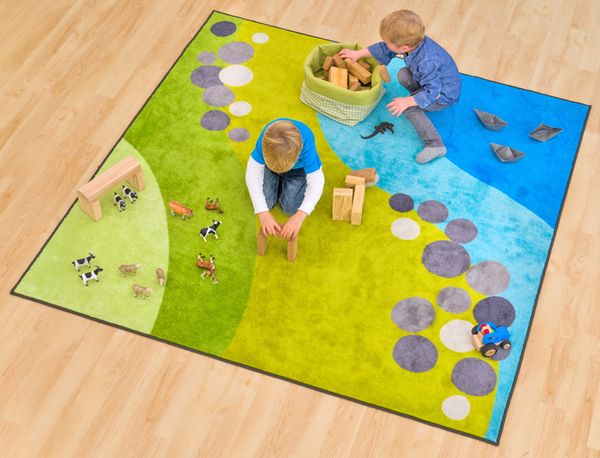 Spielmatte, Kinderteppich, Holzbausteine, Tierfiguren, Farbige Muster