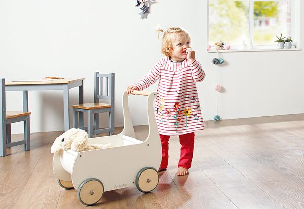 Kinderzimmer, Holzspielzeug, Kinderwagen, Strumpfhose?, Plüschtier?