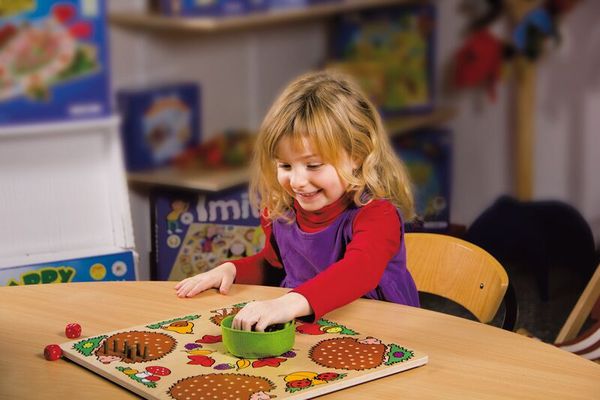 Würfelspiel Mecki & Co., 2-4 Spieler, ab 4 Jahre, Spieldauer 15 Minuten Würfelspiel Mecki & Co., 2-4 Spieler, ab 4 Jahre, Spieldauer 15 Minuten