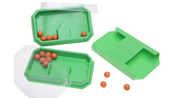Snackbox, grüne Verpackung, Pelletenspender, leere Fächer, Plastikkasten