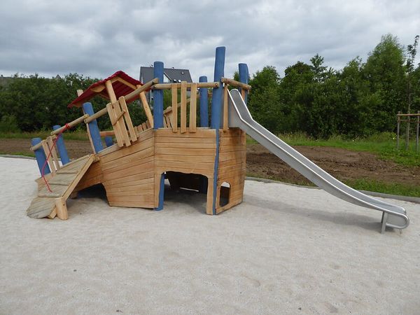 Holzspielhaus, Kletterturm, Rutsche, Spielplatz, Kinderspielplatz