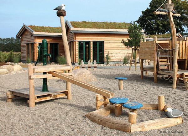 Holzspielplatz, Klettergerüst, Naturholz, Outdoor-Spielplatz, Holzgeräte