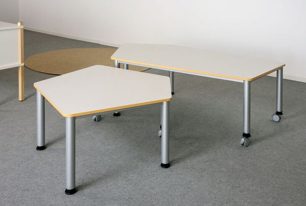 Fünfecktisch mit 2 Rollen, Platte mit Melaminharzbeschichtung, LxB: 120x110 cm