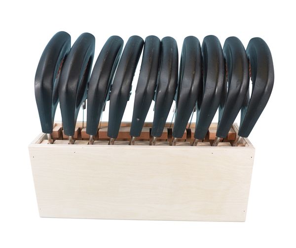 10 Handsägen mit ergonomischen Griff im Holzständer 10 Handsägen mit ergonomischen Griff im Holzständer