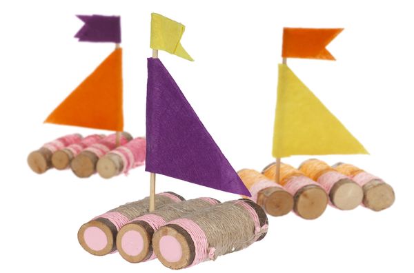 Spielzeugboot, Segelboot, Holzkörper, Windelgarn, Farbige Segel