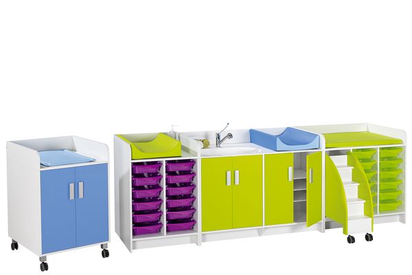 Wickelkommode mit Trittleiter und 12 Boxen, 104 cm Breite Wickelkommode mit Trittleiter und 12 Boxen, 104 cm Breite