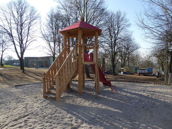 Spielturm, Kletterturm, Holzspielgerät, Sandkasten, Rutsche