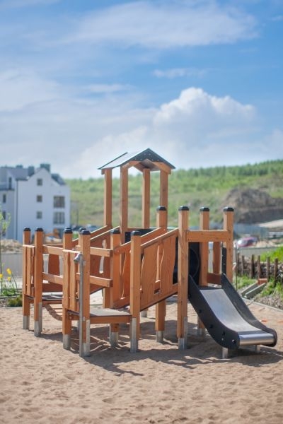 Rubik Spielturm mit Rutsche
