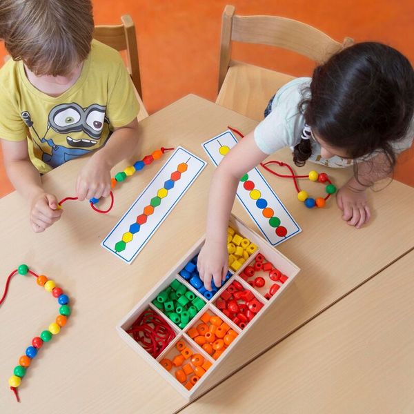 EDUCO Maxi Perlenkettenset, Fädelspiel, ab 4 Jahre EDUCO Maxi Perlenkettenset, Fädelspiel, ab 4 Jahre