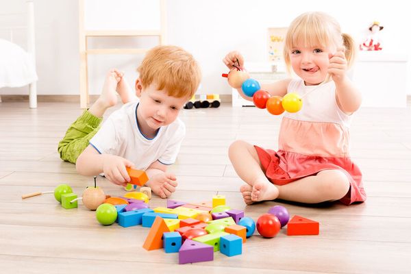 XXL Rondo Vario, Sortier- und Fädelspiel, 1-4 Kinder, ab 2 Jahre XXL Rondo Vario, Sortier- und Fädelspiel, 1-4 Kinder, ab 2 Jahre