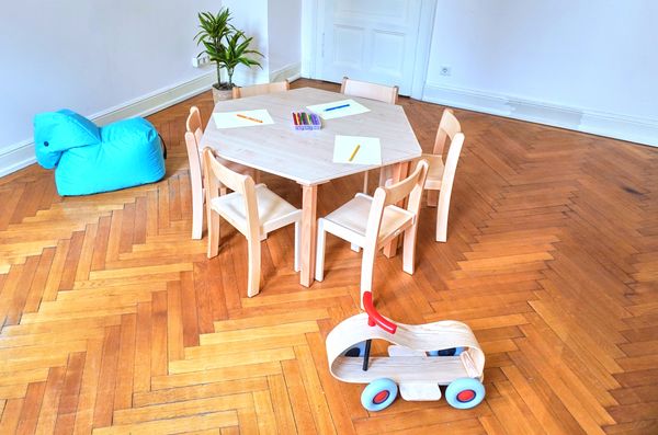 Tisch-Stuhl-Kombination Trapez zargenlos, Buche hell, Holzbeine Tisch-Stuhl-Kombination Trapez zargenlos, Buche hell, Holzbeine