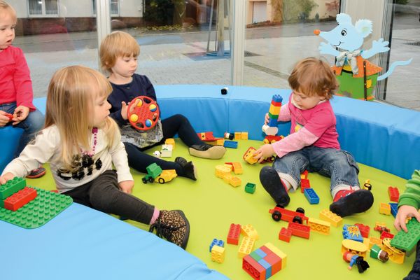 Kindergruppe, Kleinkinder, Spielzeugbausteine, Bausteine, Spieloase