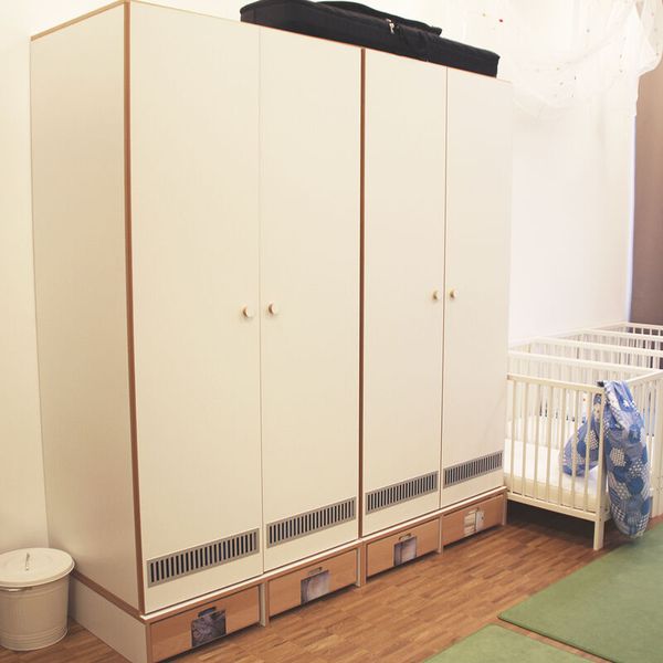 DECOR Matrazenschrank für 10 Bodenmatratzen DECOR Matrazenschrank für 10 Bodenmatratzen