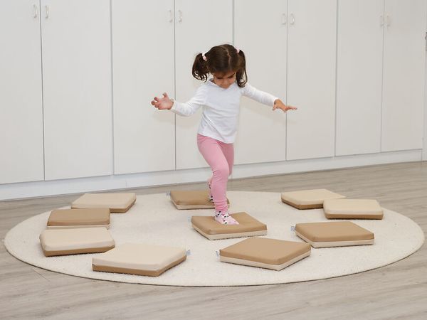 kind, kinder, spielen, balancieren, schaumstoffmatten