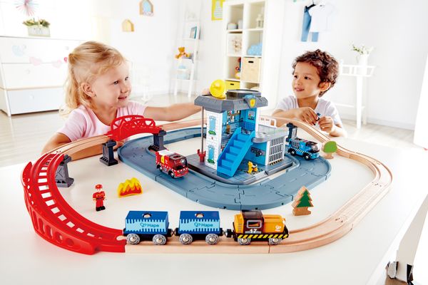 HAPE Eisenbahn-Ergänzungsset Notfall-Hauptquartier, (LxBxH): 86,4 x 80 x 22,9 cm, ab 3 Jahre