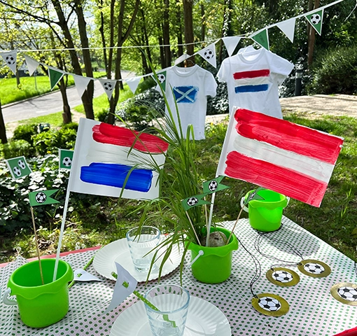 selbst gebastelte Fahnen, T-Shirts und Girlande