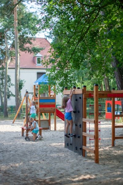 Logo Spielturm mit Vogelnestschaukel und Reifenschaukel (BNS 90 cm)