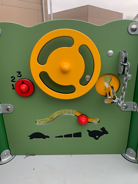 Spielplatz, Panel, gelbes Rad, roter Knopf, Tierkontur
