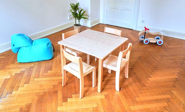 Kinderzimmer, Tischset, Kindermöbel, Holzstuhl, Spielzeugauto