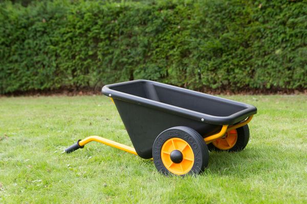 Kleiner Wagen, Schubkarrenwagen, Gartengerät, Gelbe Räder, Kunststoffbehälter