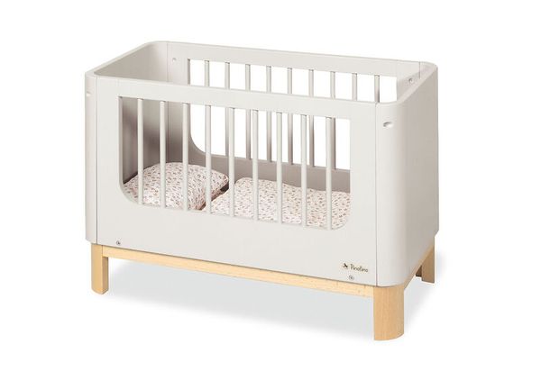 baby crib, holzboden füße, weiße oberfläche, Stabsseite, matratzenauflage