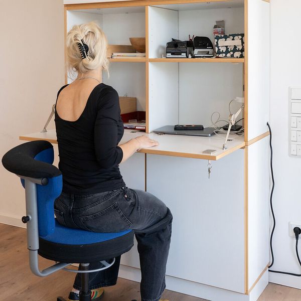 DECOR Gruppenraum-Büro Sekretär-Regal mit Steckdosenleiste,  Regal mit Eigentumsfächern und 24 Eigentumskisten