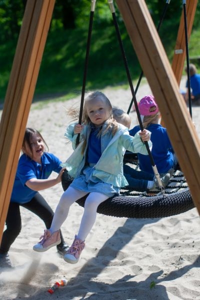 Logo Spielturm mit Vogelnestschaukel und Reifenschaukel (BNS 90 cm)