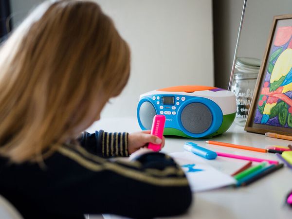 Kinderzimmer, Spielzeug, Kunst- und Schulbedarf, Stifte, Boombox, Schreibtisch