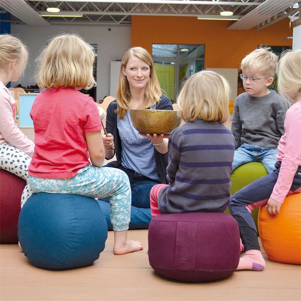 Kindergruppe, Kissenhocker, Schüssel, Lernumgebung, Kinderstuhl