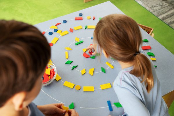 Klemmbausteine, Bausteine, Kunststoffteile, Spielzeug, Kinderarbeitstisch