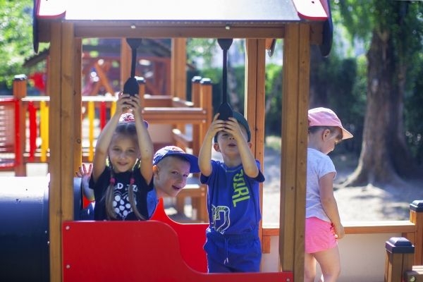 Kindergarten-Spielplatz, Kletterturm, Kinder spielen, Holzkonstruktion, Parks Spiel
