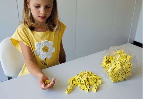 Flüster-Spielwürfel Satz, 10-tlg., gelb, 1,7 cm, mit Augen Flüster-Spielwürfel Satz, 10-tlg., gelb, 1,7 cm, mit Augen