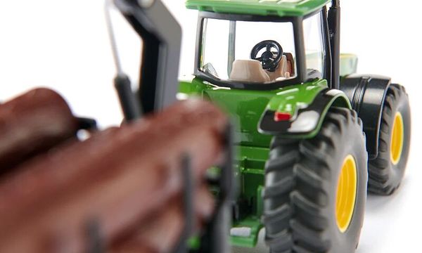 SIKU John Deere Traktor mit Forstanhänger