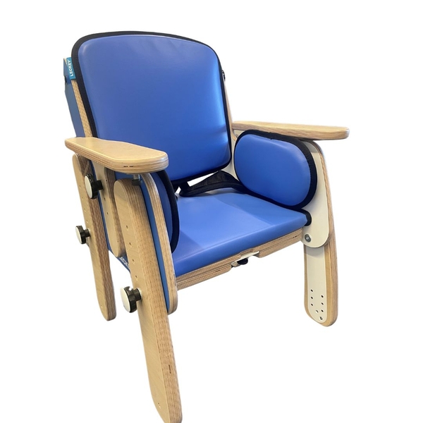 Sessel, Sitzschale, Holzrahmen, blaue Polsterung, Armlehnenauffrischung