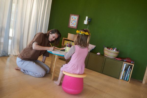 Kinderzimmer, Kunststunde, Drawing, Stuhlhocker, Blumenkranz