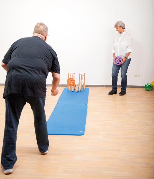 kegelpins, orangen ball, blaue matten, Indoor-Spiel, Aktivität für Senioren