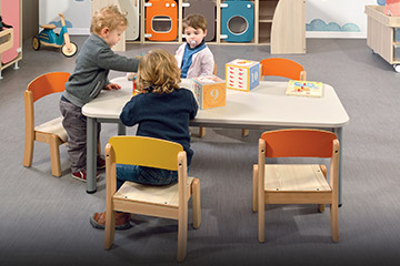 Kindergruppe, Tisch, Stühle, Bildungsraum, Spielzeug